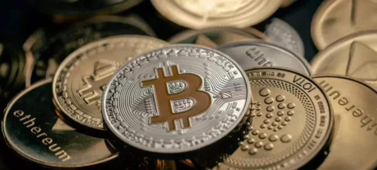 Total Crypto Market Cap Reclaims $2.8t As Global Liquidity Surges